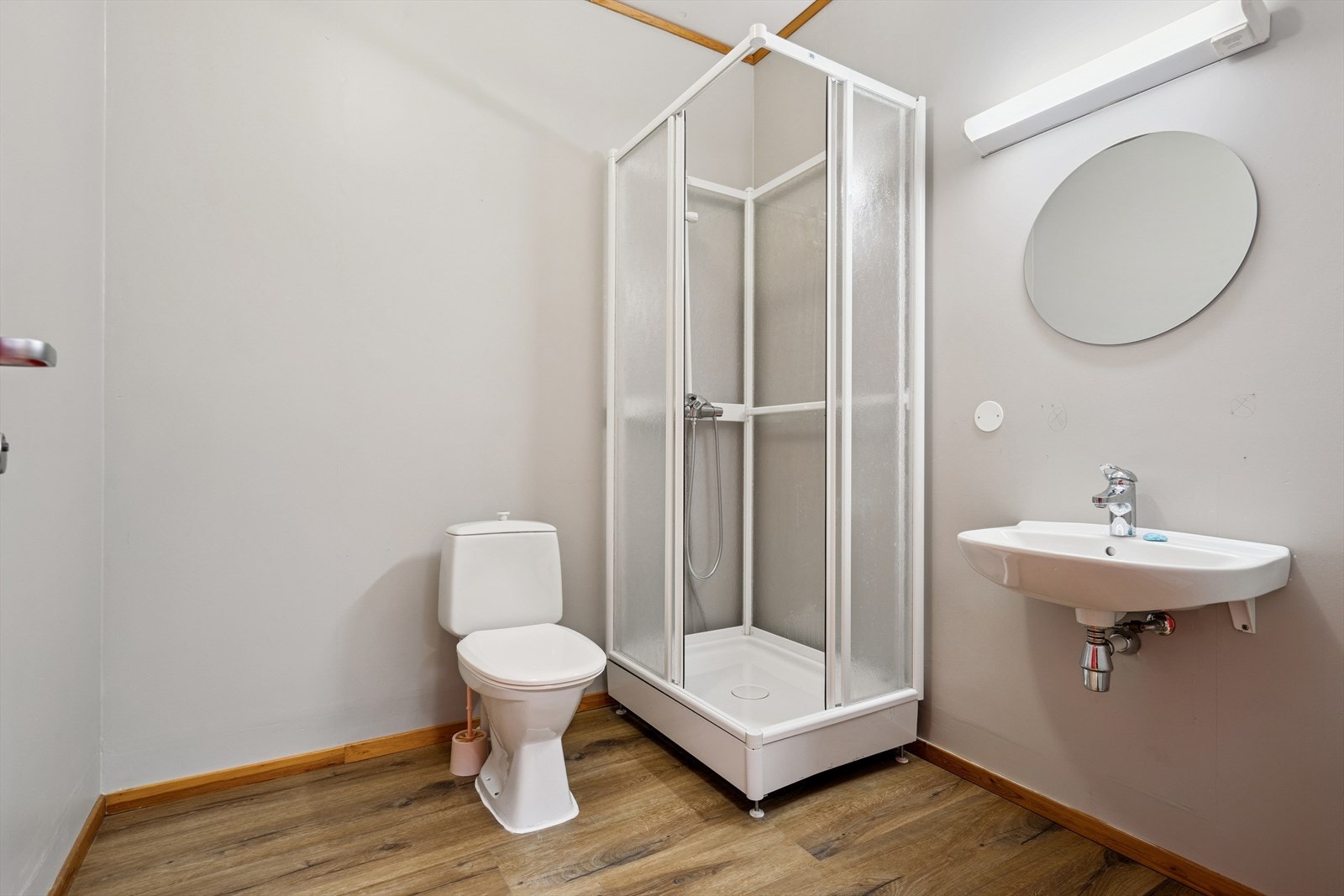 Wc rom med dusjkabinett Galleribilde