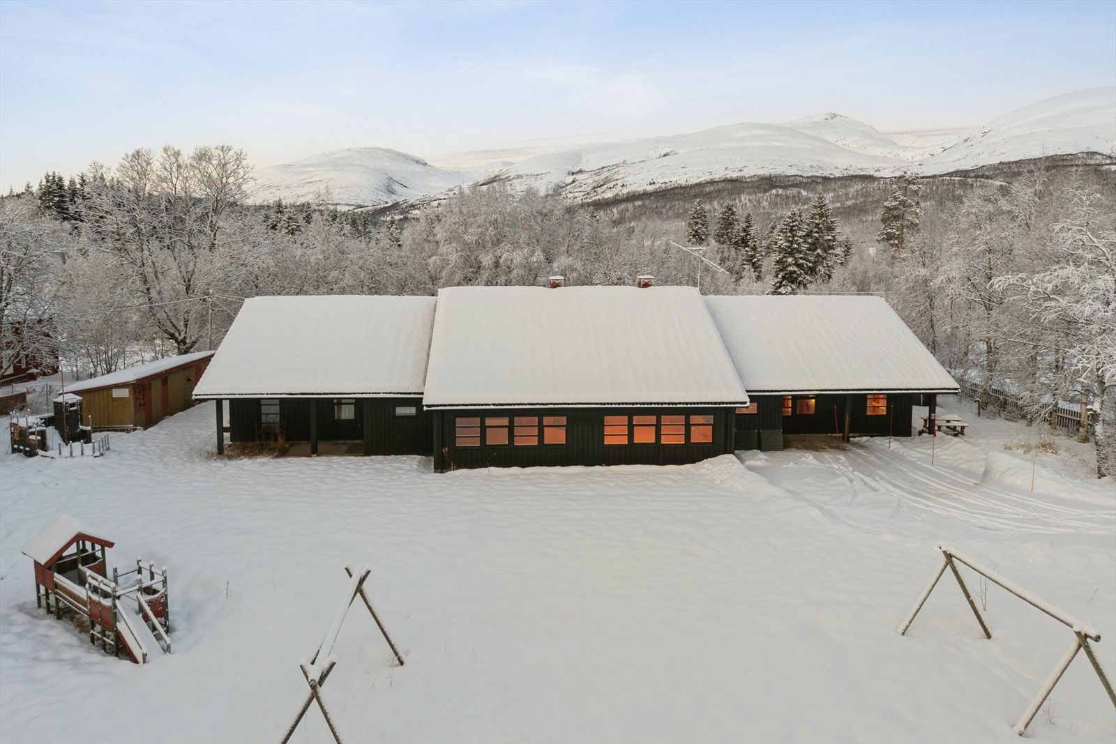 Kosmovassveien 205 med inngangsparti i hvert ende Galleribilde