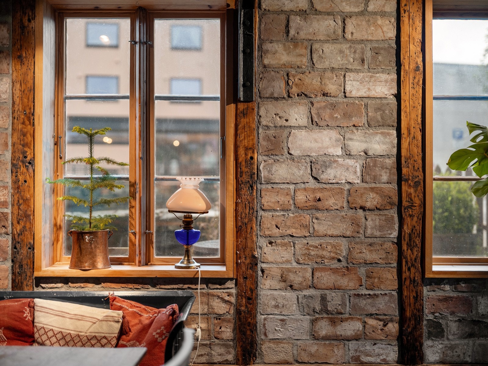 De originale vinduene i smiefløyen ble tatt ut og reparert av lokal trevarefabrikk. Galleribilde