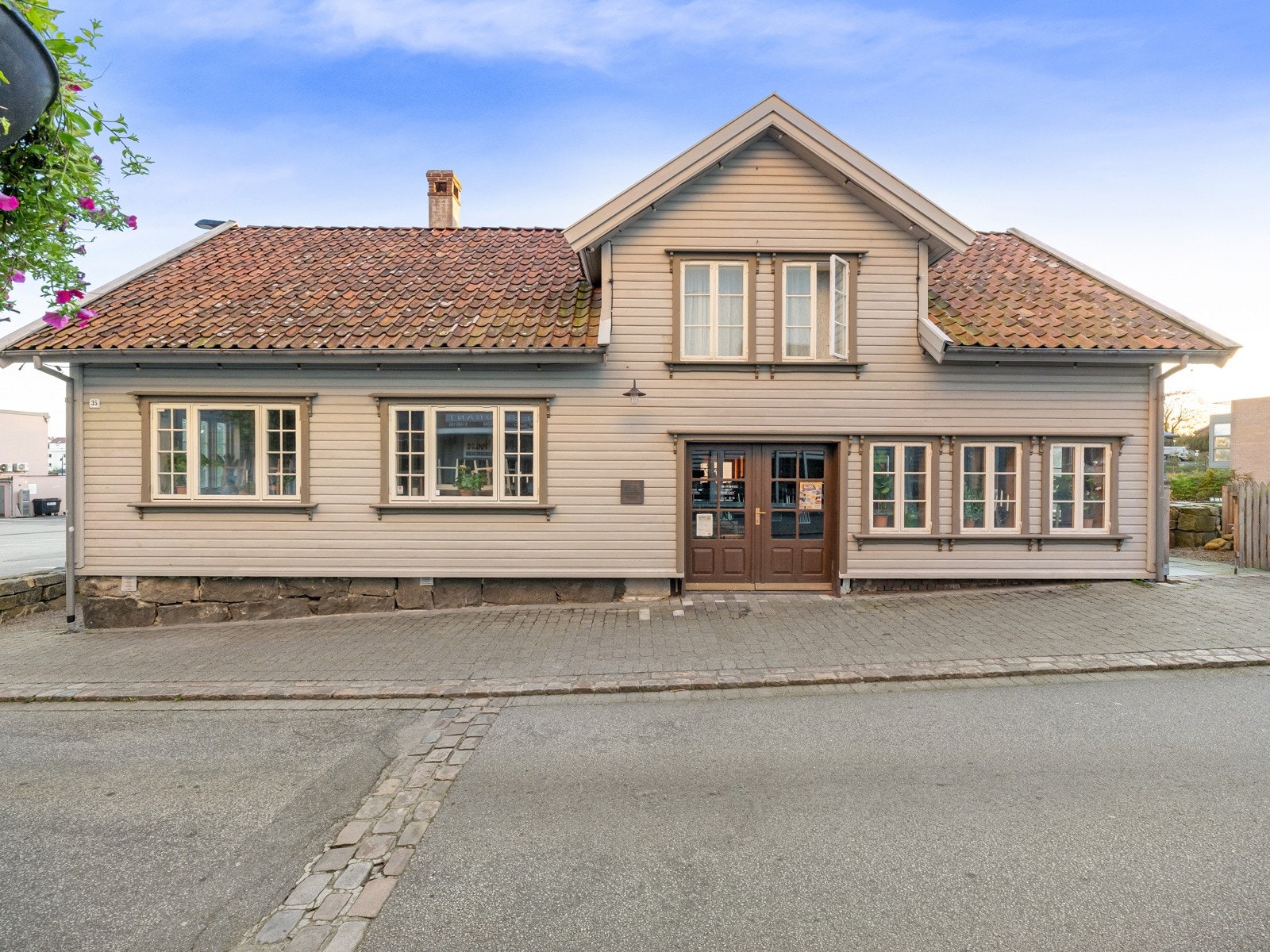 Taket er gjenoppbygget med gjenbruk av original takstein og nyloddede zinkrenner med nedløpsrør. Galleribilde