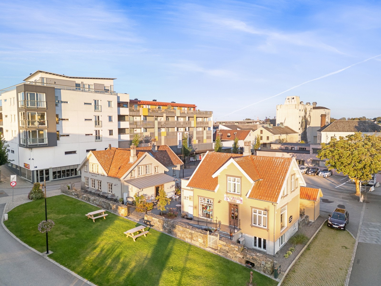 Mellom parken og Storgata står to hus igjen som de eneste husene fra pionertiden, da Bryne vokste frem som handelsted etter jernbanestasjonen ble etablert i 1878. Galleribilde