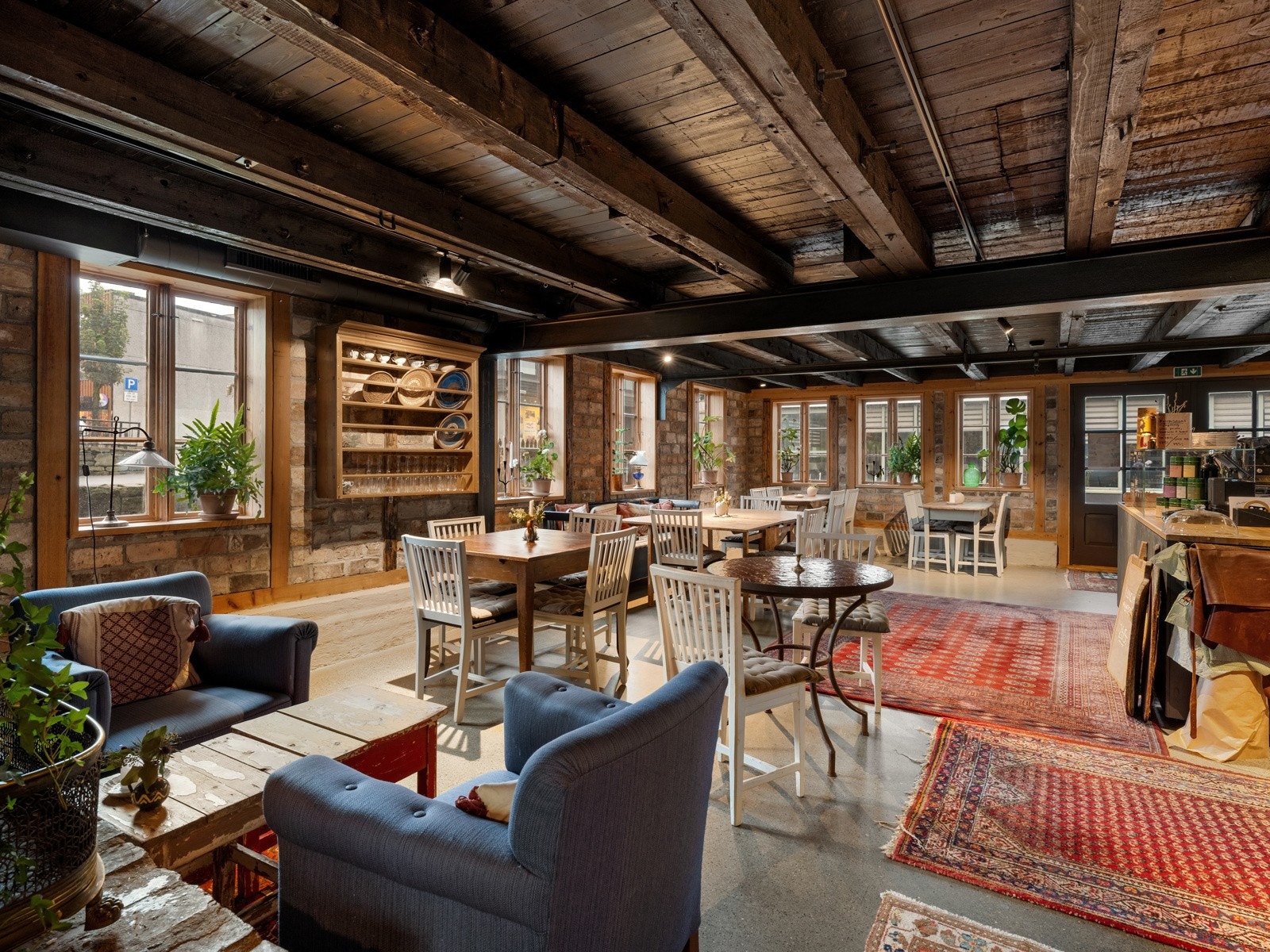 I Aarresmiå er alle originale innerdører, listverk og synlige bjelkekonstruksjoner er bevart, pusset opp og reinstallert Galleribilde