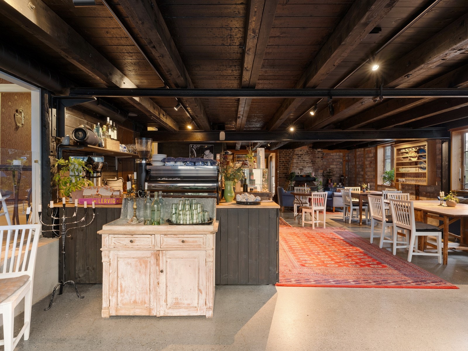 I tillegg til å bevare de historiske elementene, er det tilført topp moderne ventilasjonsanlegg og vannbårende varme. Galleribilde