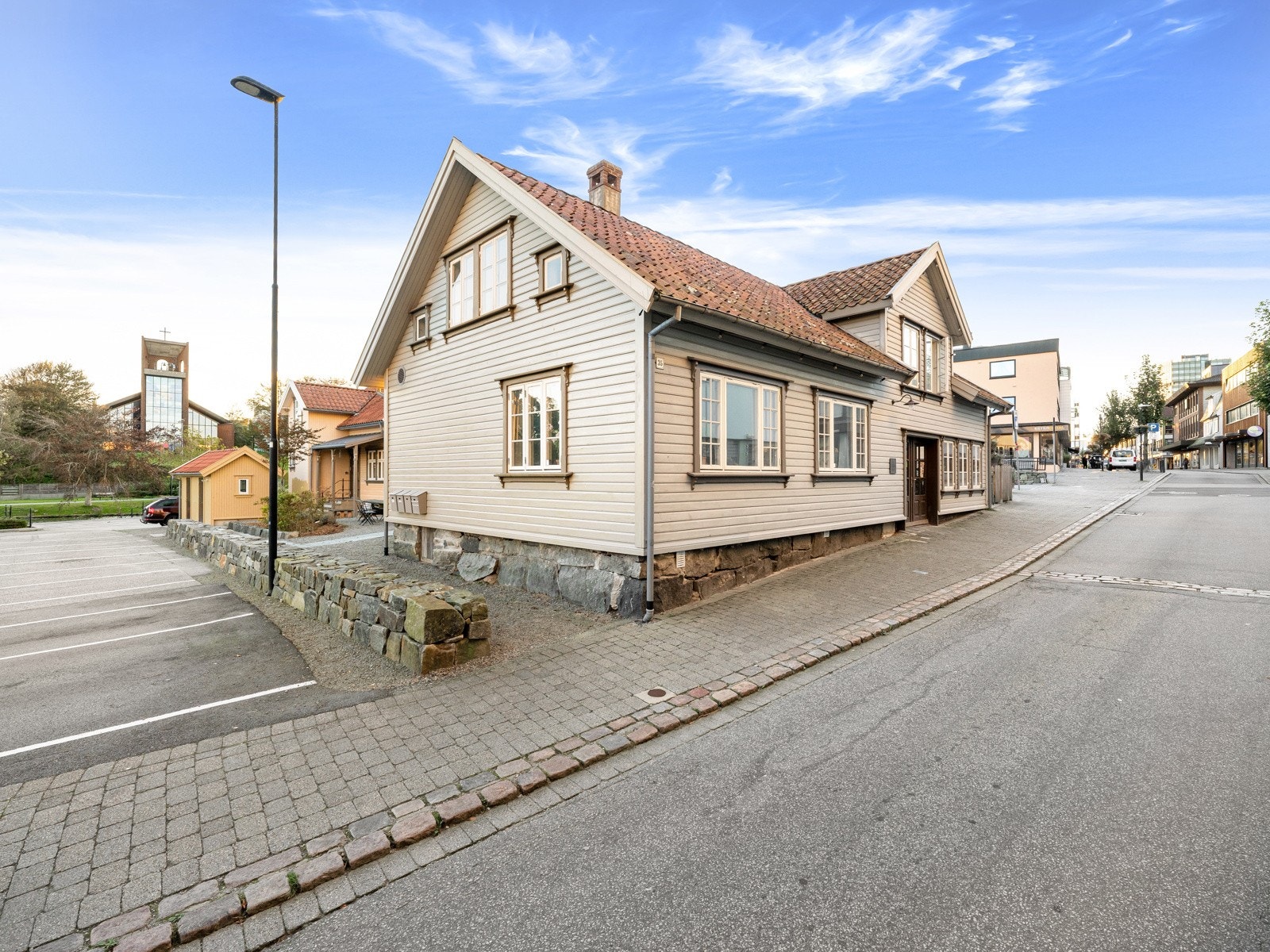 Ca. 25 % av den originale dobbeltfalsede trekledningen med staff er gjenbrukt og blandet med ny som gir en fin historisk patina etter at huset er linoljemalt. Galleribilde