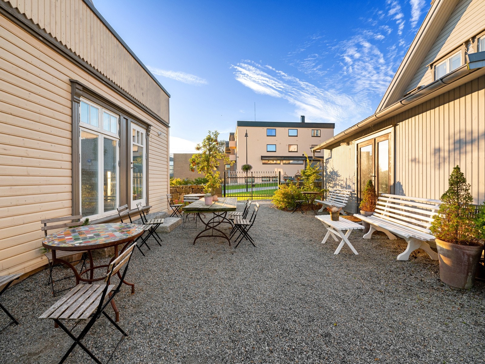 Innbydende tun mellom husene med plass til uteservering og hygge. Galleribilde
