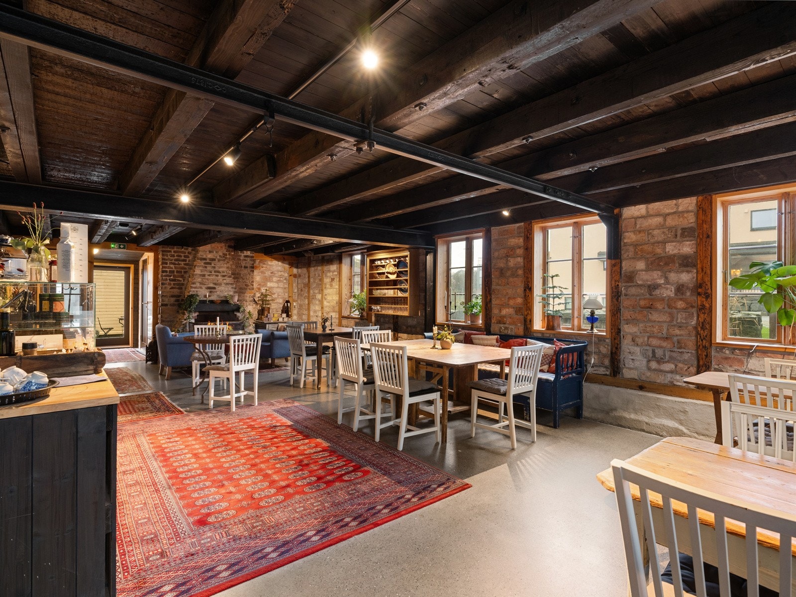 Lokalene huser i dag et stort antall kafegjester gjennom uken. Galleribilde