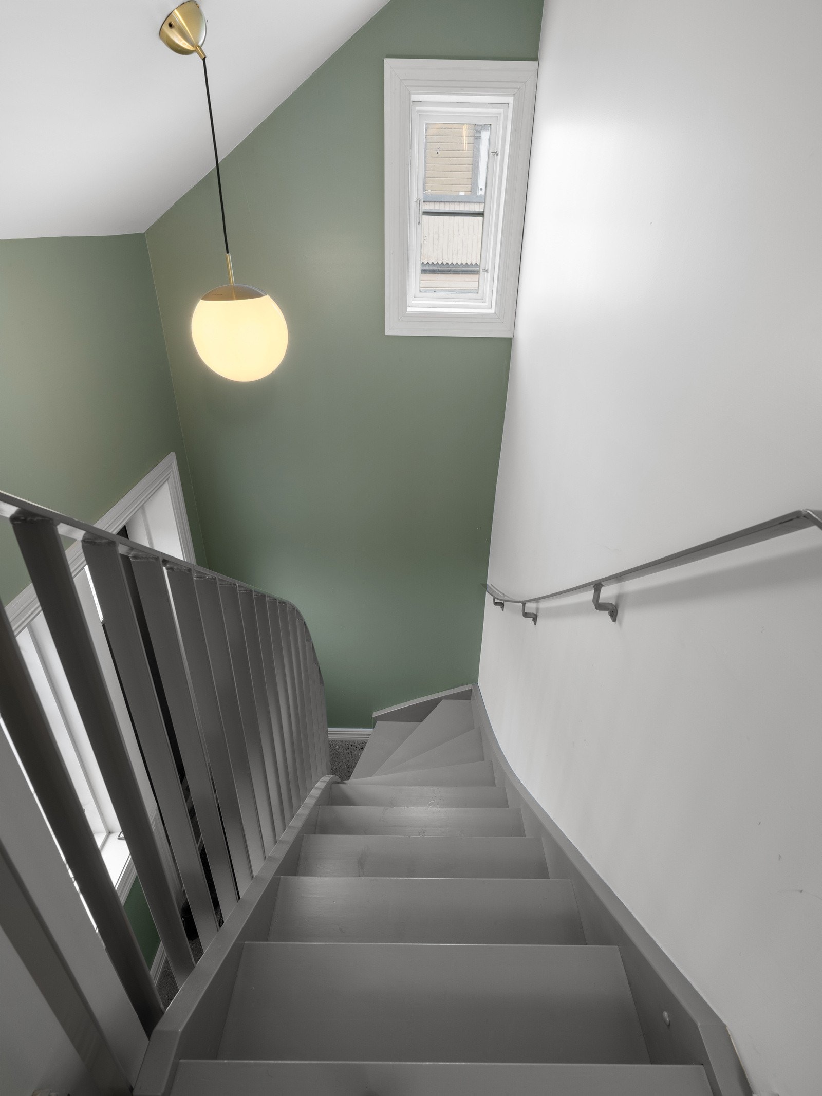 I den ene delen av andre etasje av Arresmiå er det både en tilhørende del til næringsdel med oppgang fra første etasje, samt oppgang til egen separat boenhet. Galleribilde