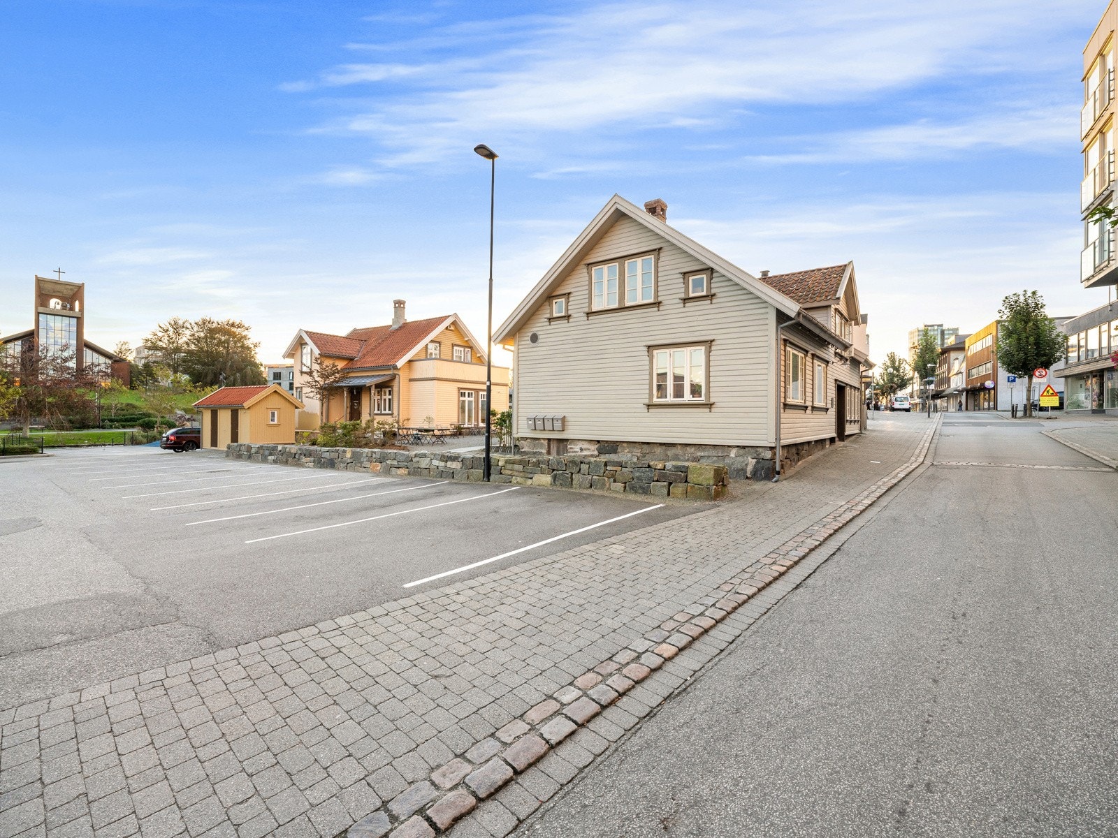 Like ved byggene er det rikelig med gjesteparkeringsplasser, i tillegg til 3 stk. parkeringsplasser som er avsatt for Smieparken. Galleribilde