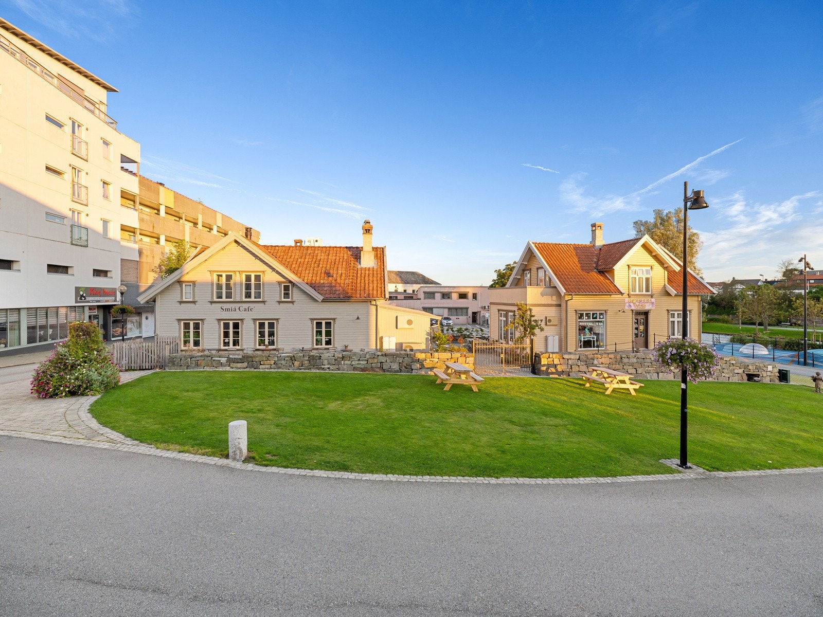 Eiendommene ligger i direkte tilknytning til Time kommunes parkanlegg vendt mellom Storgata og Bryneåna. Galleribilde