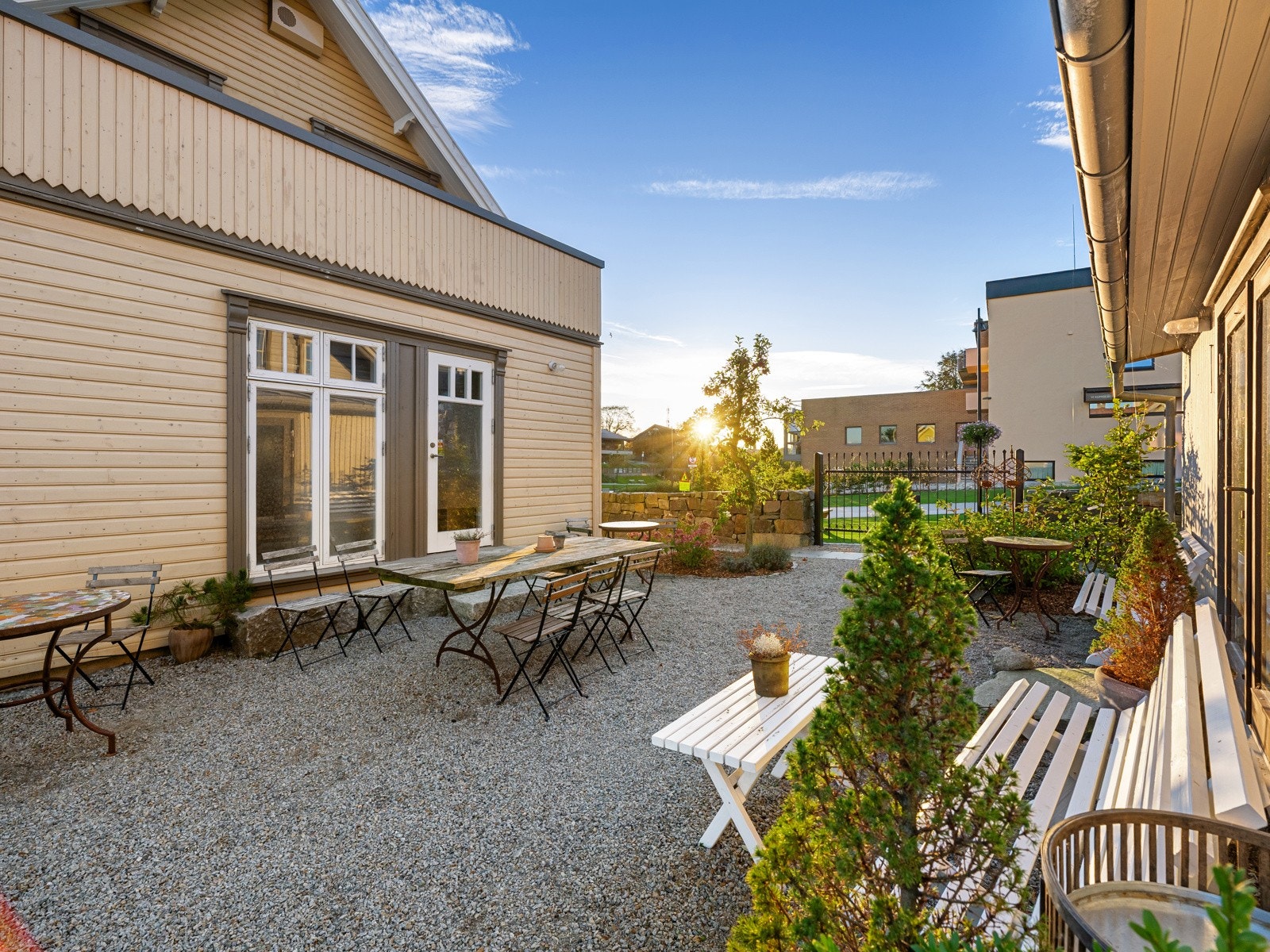 Det er lagt ned natursteinsheller i singel, området med gradert gårdsgrus og grønn plen for å gi anlegget et historisk riktig nærmiljø. Galleribilde