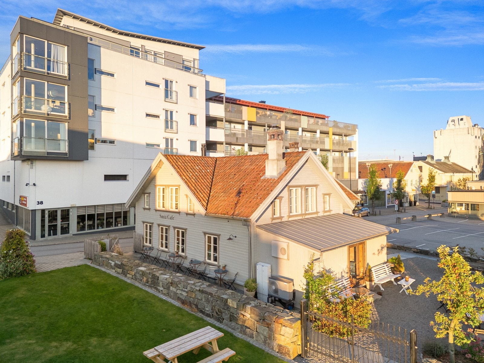 Mellom 2019-2024 gjennomgikk Aarresmiå en omfattende restaurering der alle bygningsdeler fra tømmervegger, etasjeskillere og takkonstruksjoner ble gjenoppbygget. Galleribilde