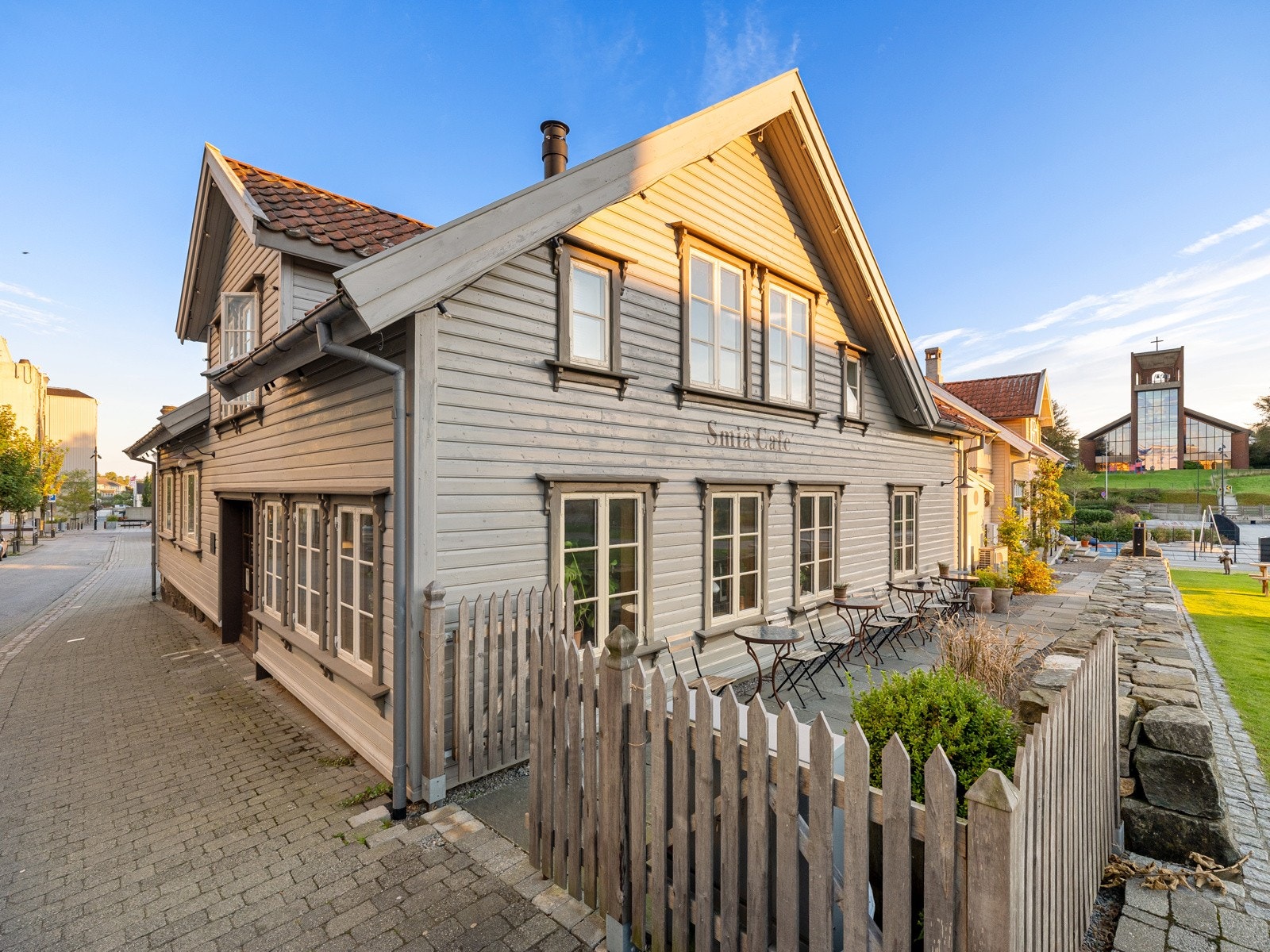 Rundt 70 % av vindueene er bevart og fått koplet glass til de gamle rammene. Galleribilde