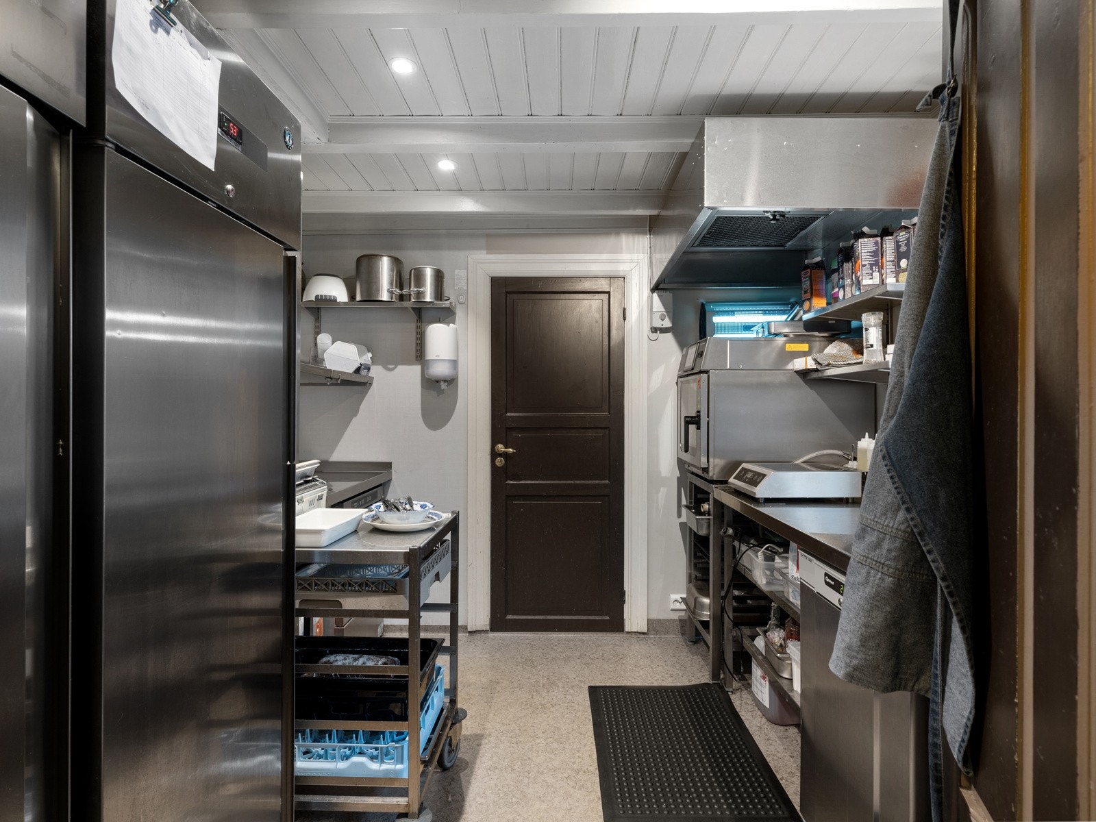 Videre fra kjøkkenet er det inngang til personalgarderobe og wc. Galleribilde