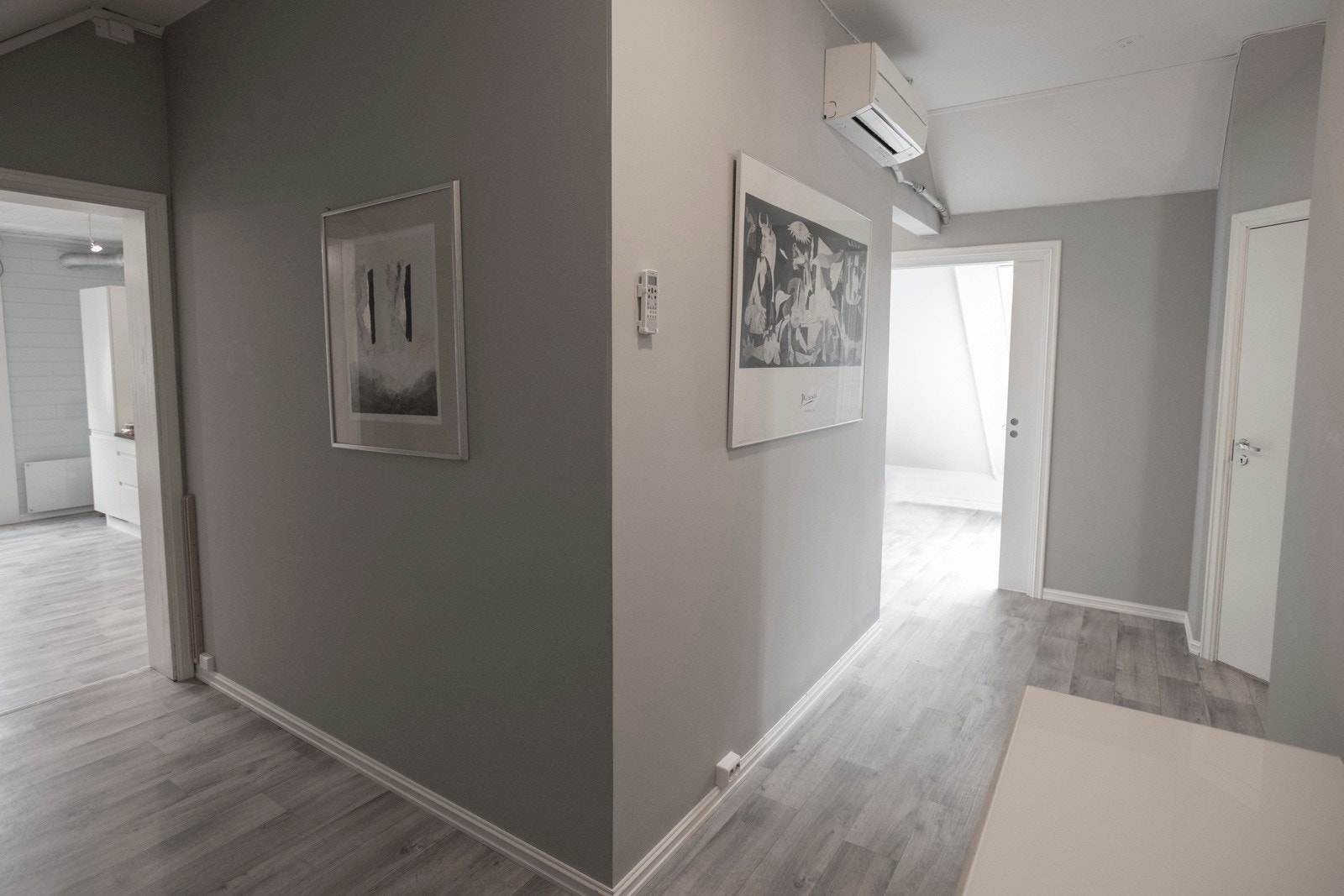 Her har man god takhøyde og god utleiestandard. Leiligheten oppvarmes av varmepumpe. Galleribilde