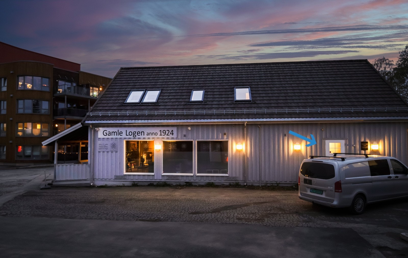 Leiligheten nås via egen inngangsdør på byggets nordvegg. Her har man også flere biloppstillingsplasser. Galleribilde