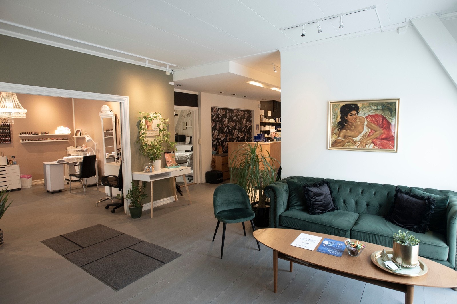 Lys, hyggelig entré innredet med sittegrupper og resepsjon/kundemottak. Galleribilde