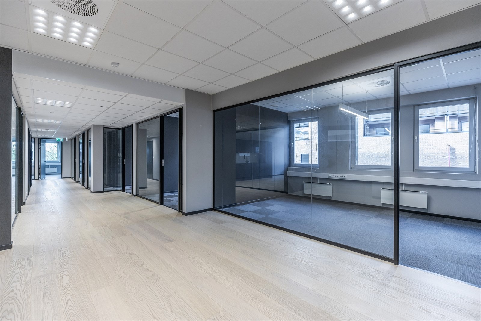 P.t. innredet med 11 kontorer hvor flere er store og kan deles av 2 arbeidsstasjoner. Galleribilde