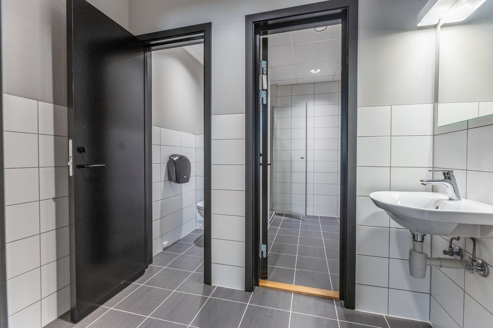 Toaletter og garderober/dusj med keramiske fliser av god kvalitet. Galleribilde