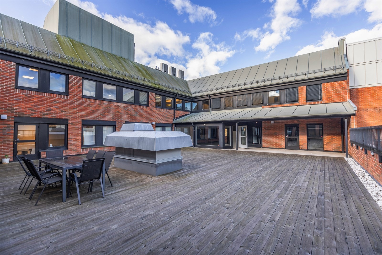 Direkte adkomst til takterrasse for utelunsj og sosiale samlinger. Galleribilde