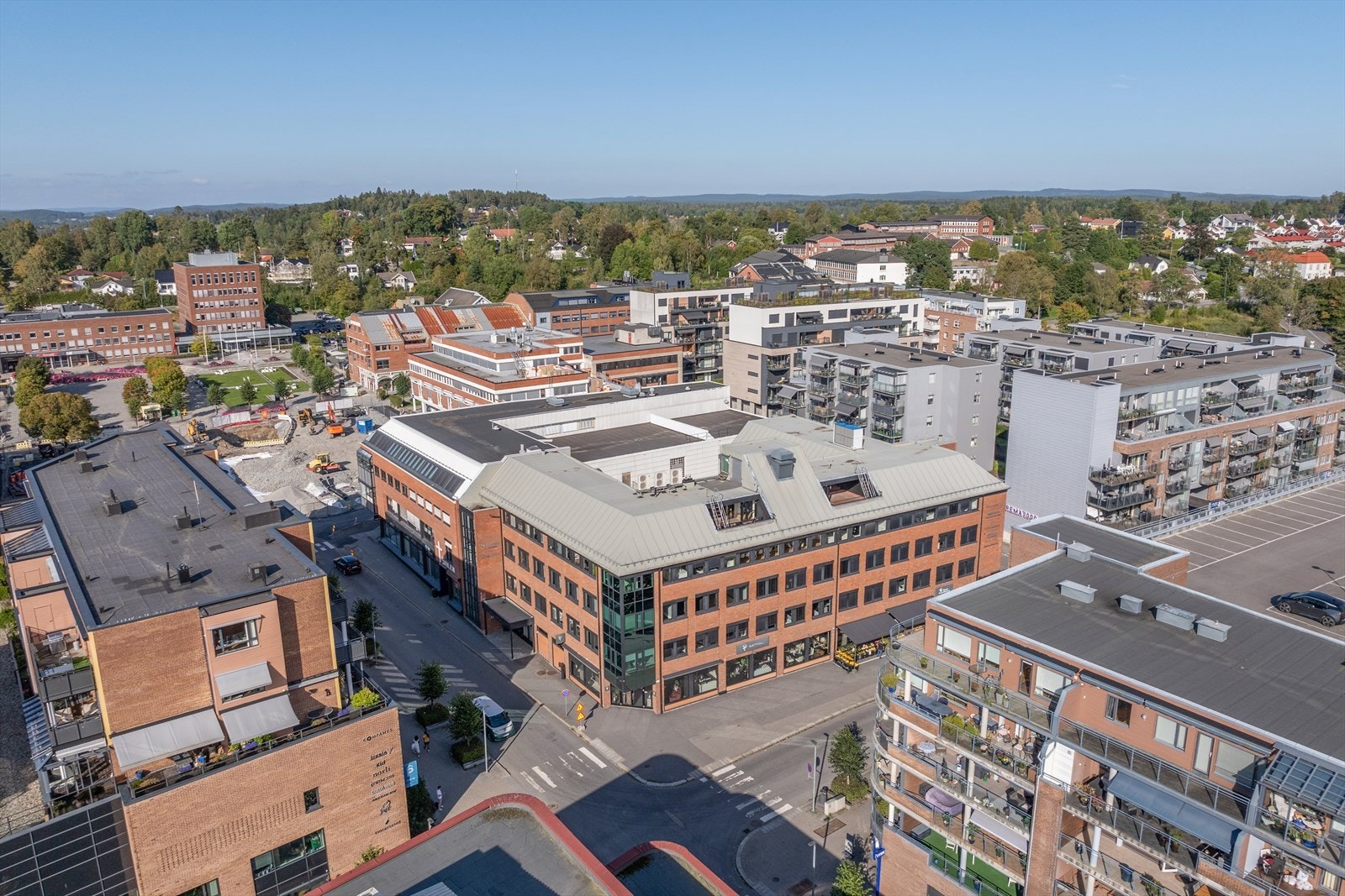 I 3. etasje med god profilering mot gate med butikker, service, offentlige kontorer og leiligheter. Galleribilde