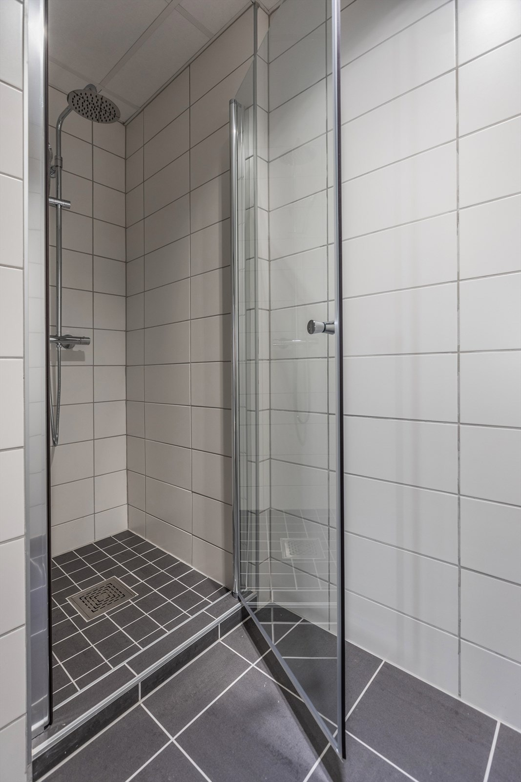 Garderobe med dusj. Galleribilde