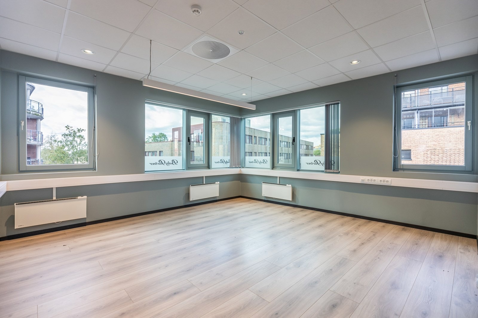 Moderne kontor med gode lysforhold. Galleribilde