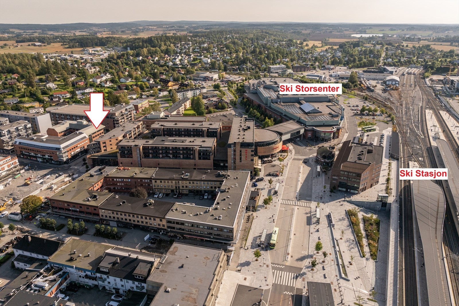 Eiendommen ligger i umiddelbar nærhet til Ski stasjon med hyppige avganger for tog og buss - kun 11 minutters reisetid til Oslo. Galleribilde