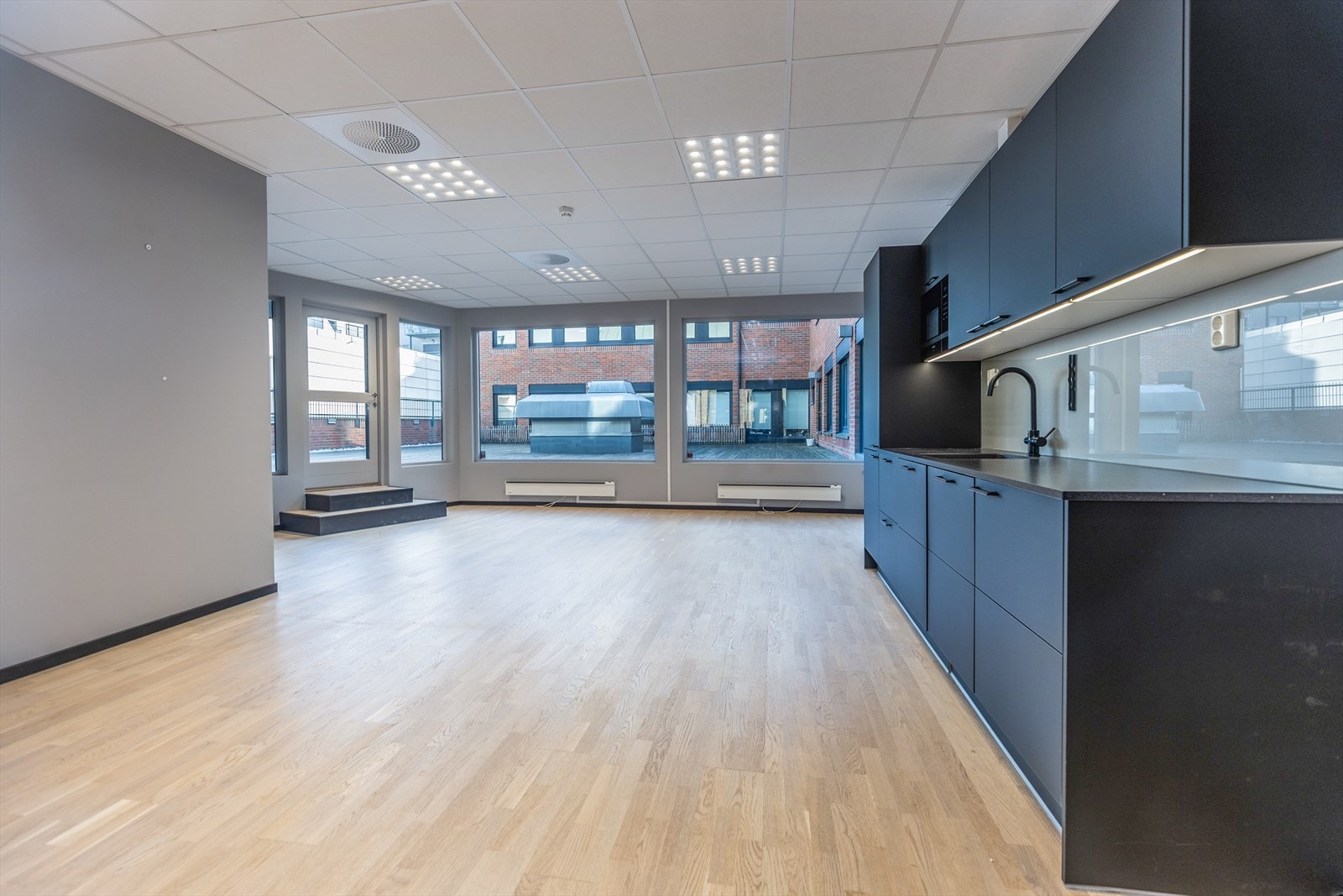 Pent kjøkken med spiseplass. Galleribilde