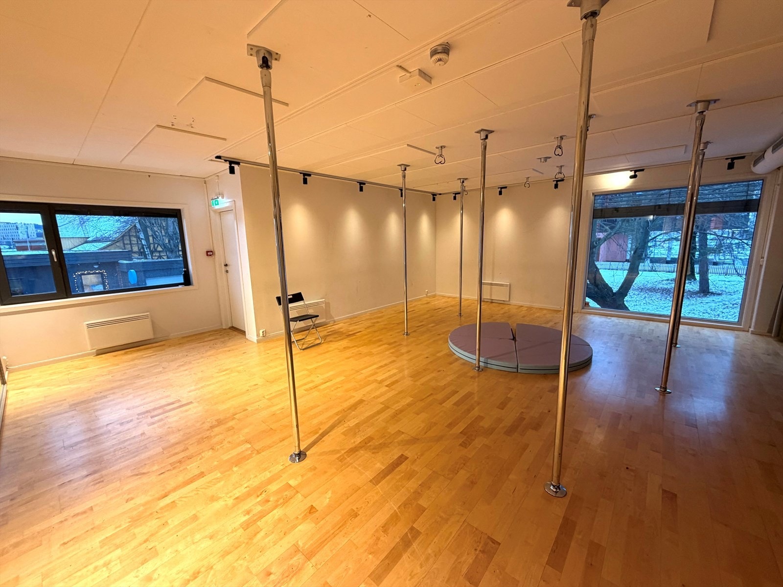 Åpent areal ut mot fredelig hage. Galleribilde