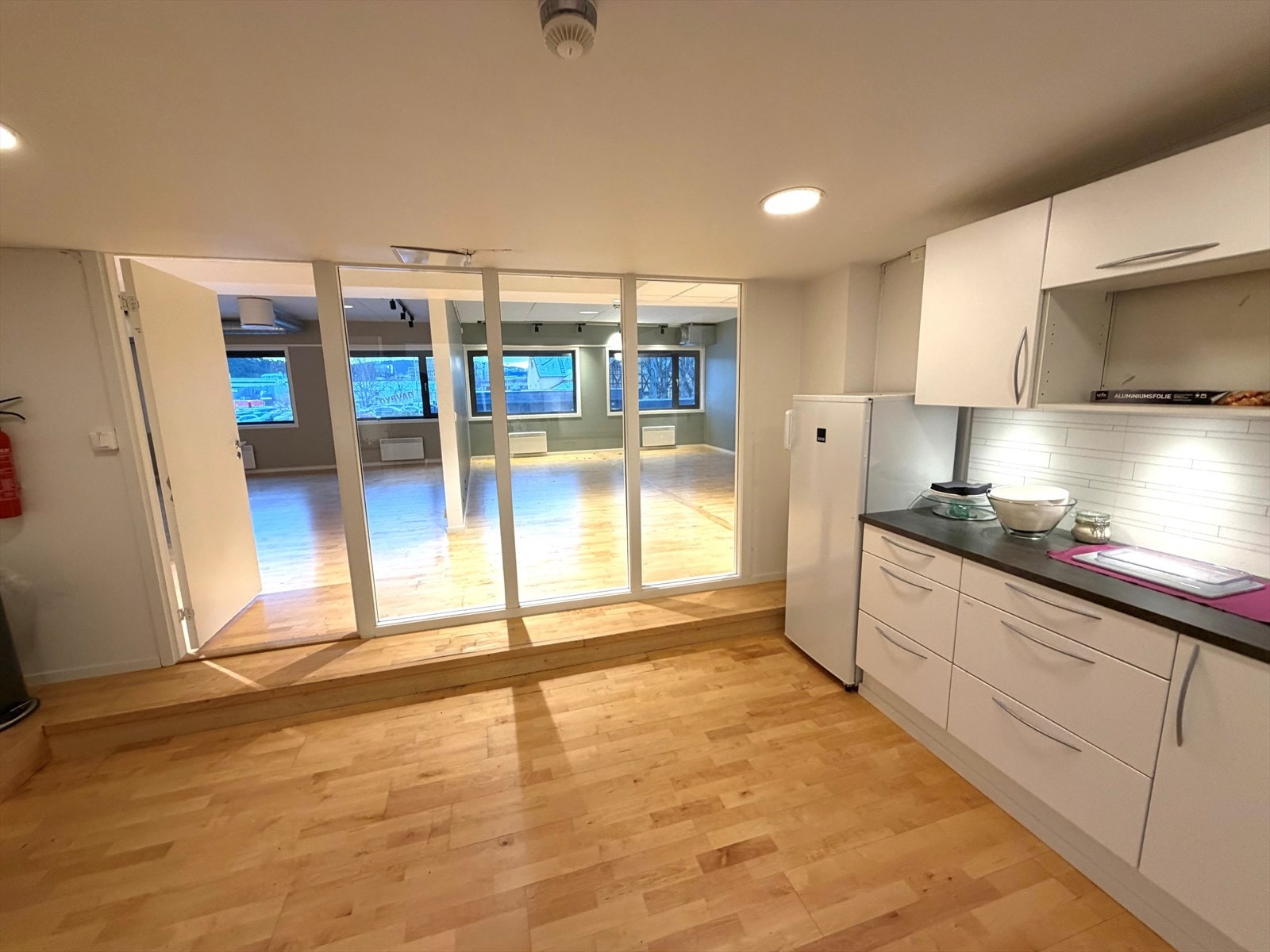 Kjøkken mot åpent areal. Galleribilde