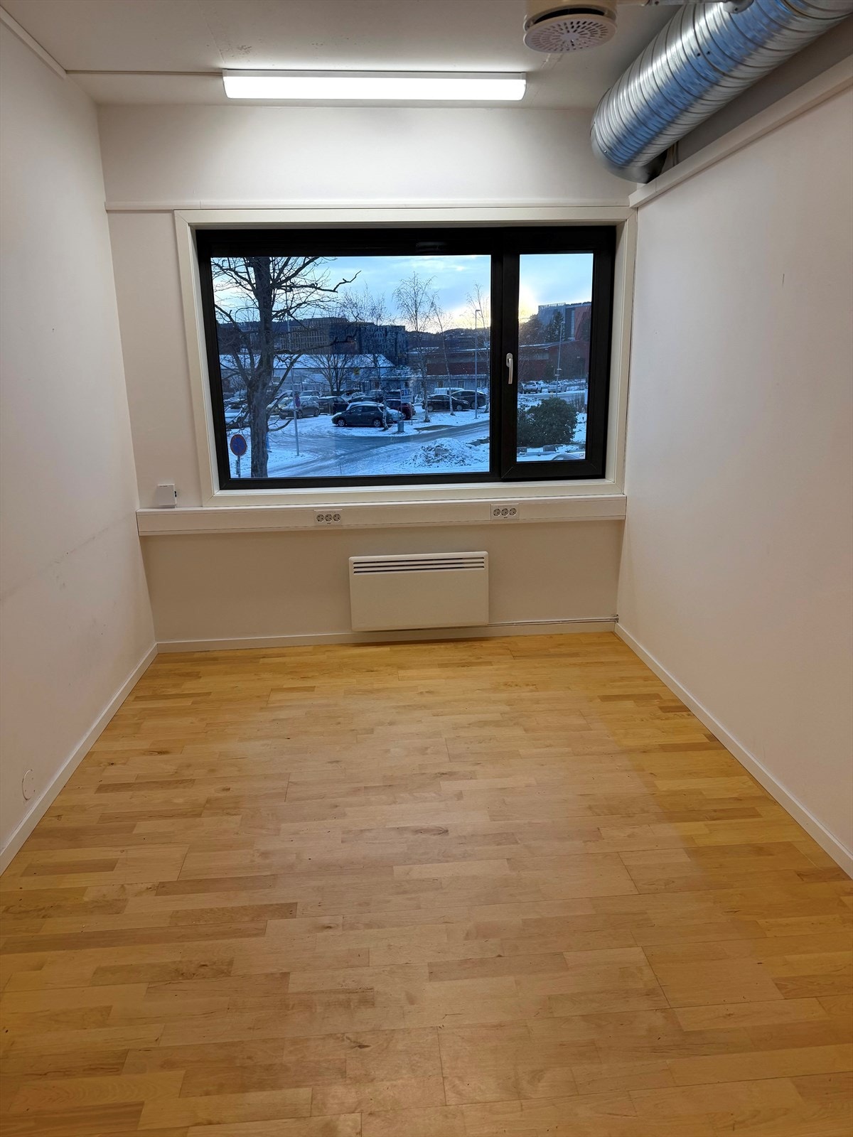 Cellekontor ved inngangsdør. Galleribilde