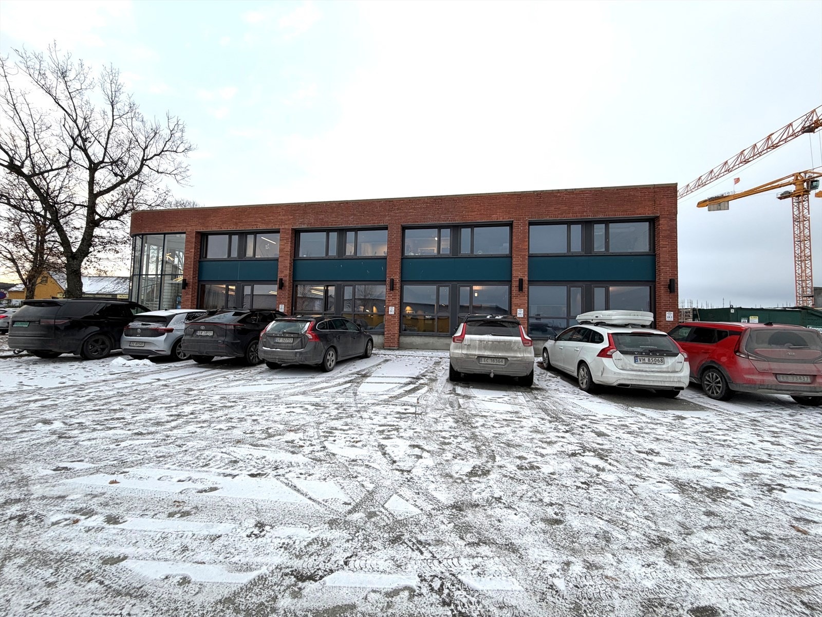 Mulighet for 4 p-plasser. Galleribilde