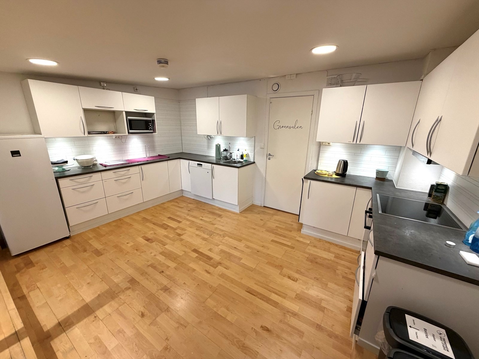 Kjøkken med tilgang til lager. Galleribilde