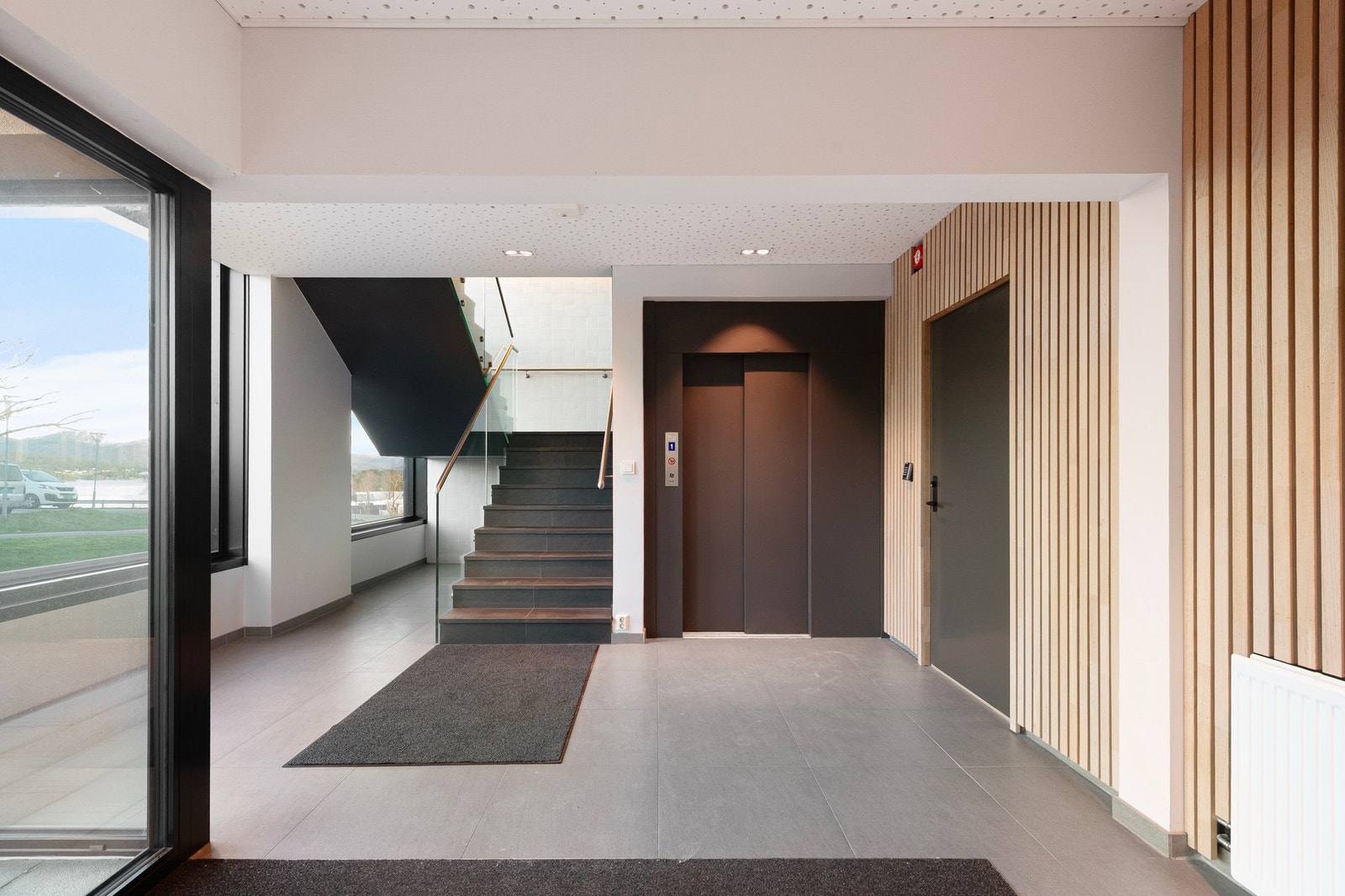 Felles trapperom / Heis Galleribilde