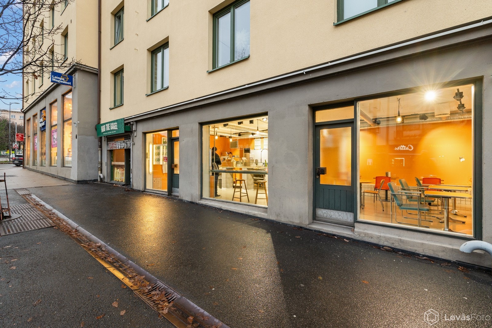 Store vinduer sikrer god eksponering mot gaten Galleribilde