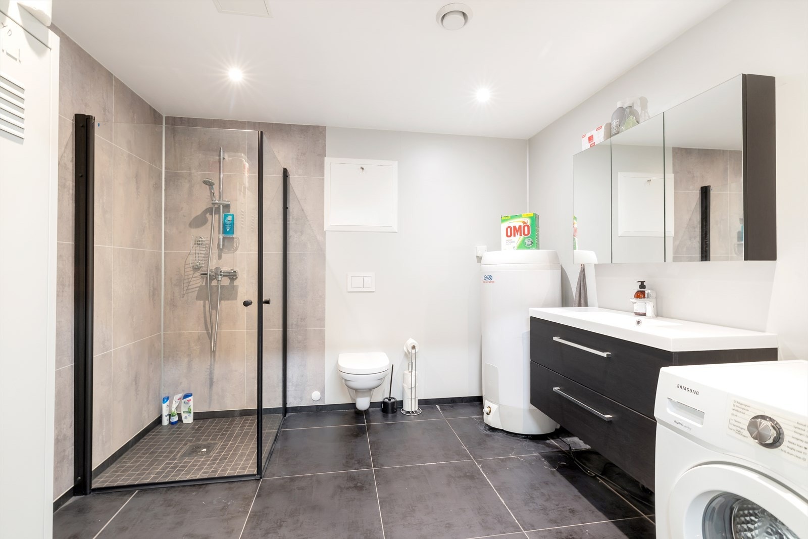 Pent oppusset bad med dusj og opplegg for vaskemaskin Galleribilde