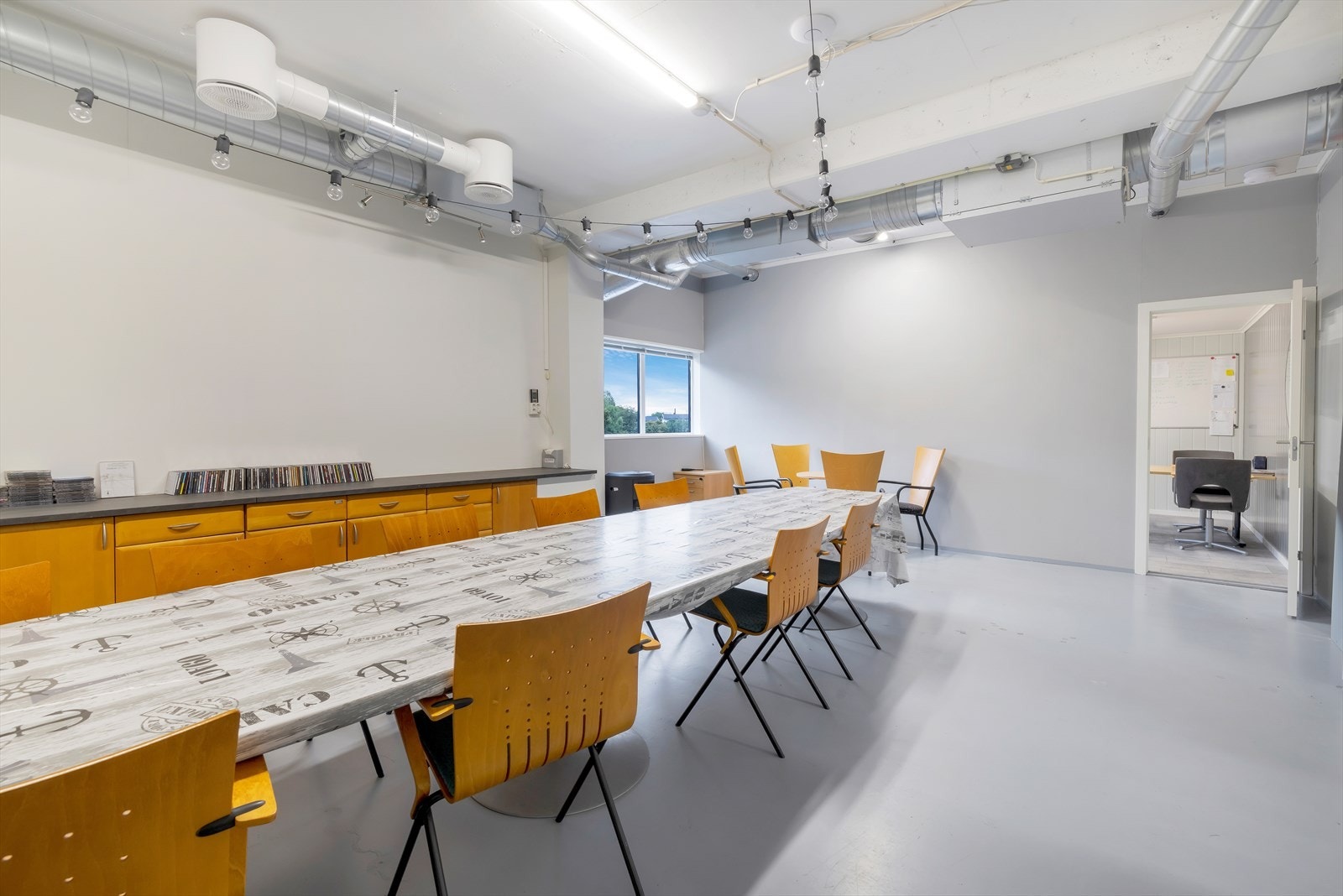 Stort møterom eller mulighet for kontor, kan tilkobles vann og avløp Galleribilde