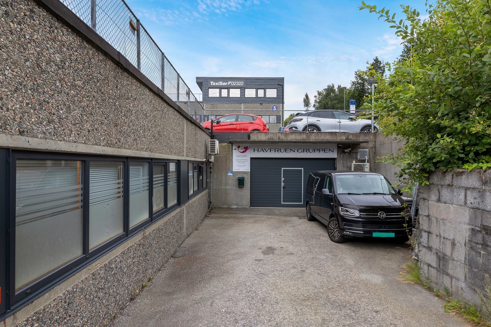 Inngang via dør i port, sidedør eller gjennom porten Galleribilde