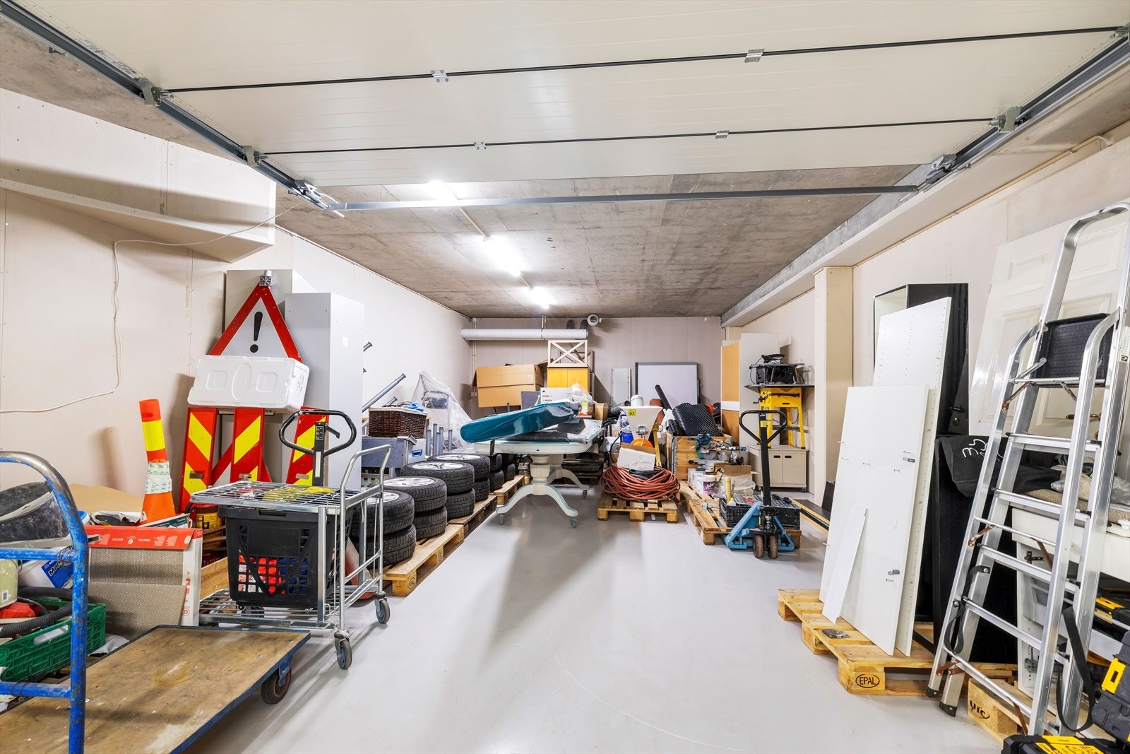 Lager med tilkobling til vann og avløp i høyre hjørne Galleribilde