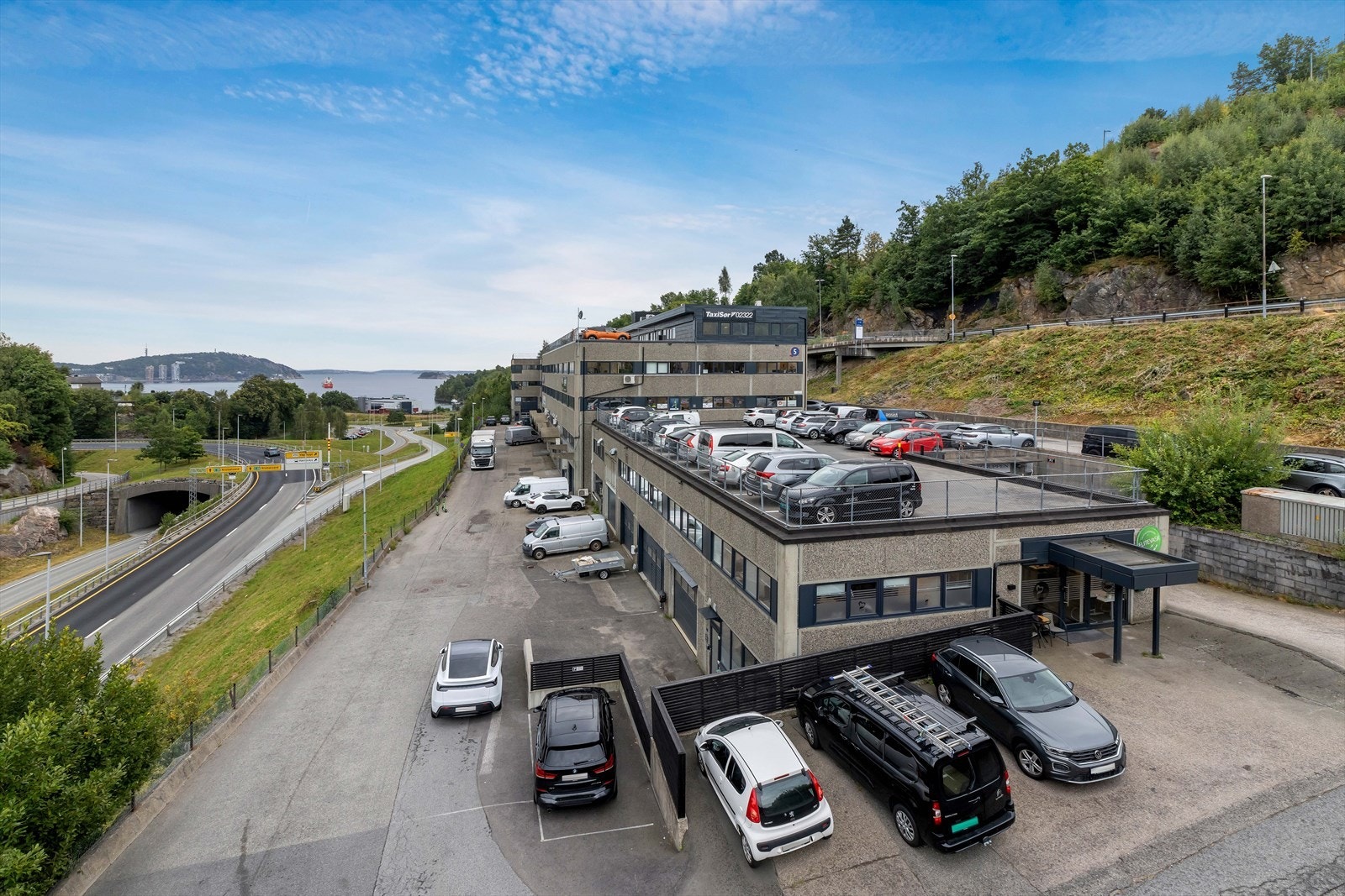 Seksjonen har utvendig eksklusiv parkering - i tillegg til fellesparkering Galleribilde