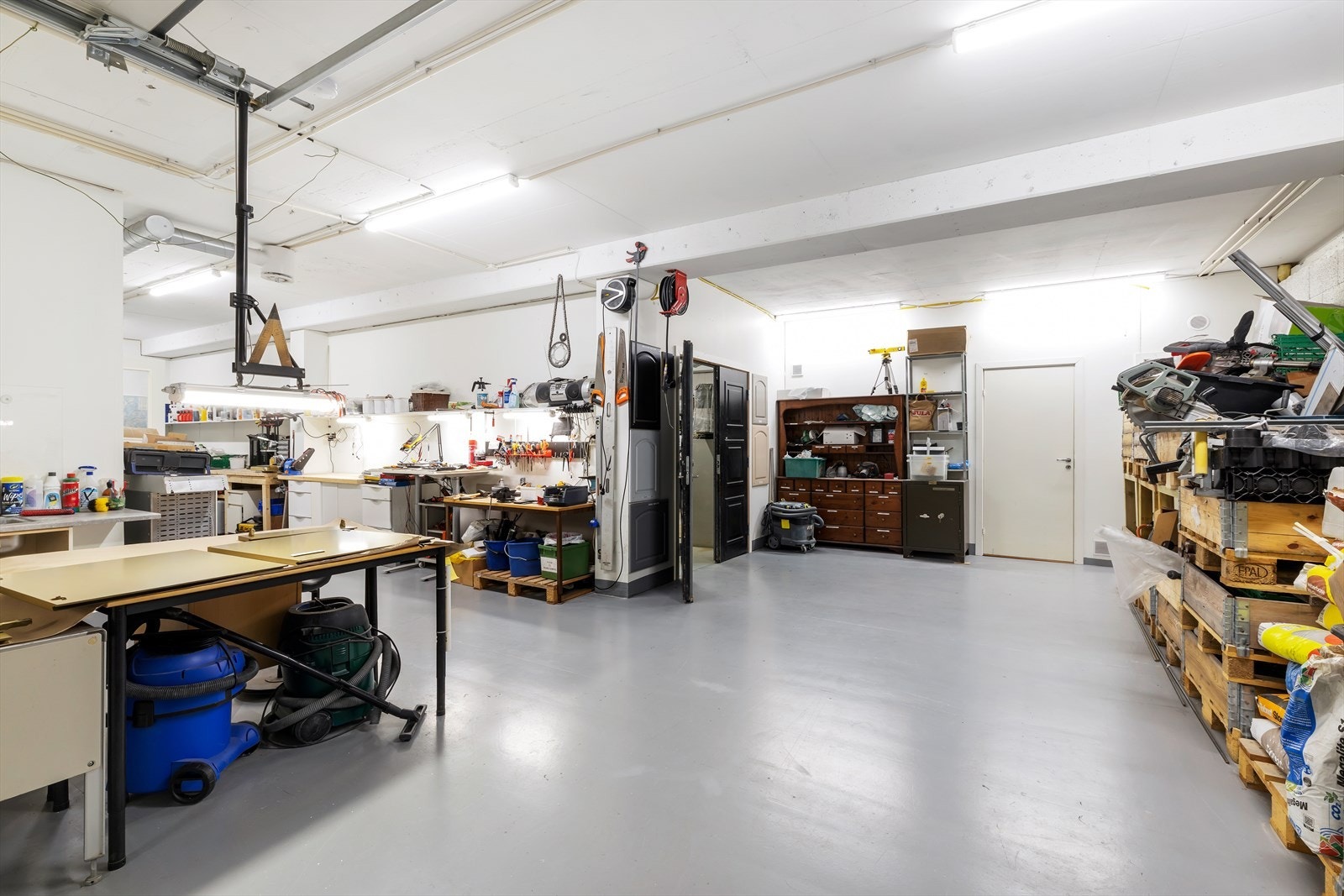 Fra verkstedareal, lyst, åpent og innbydende Galleribilde