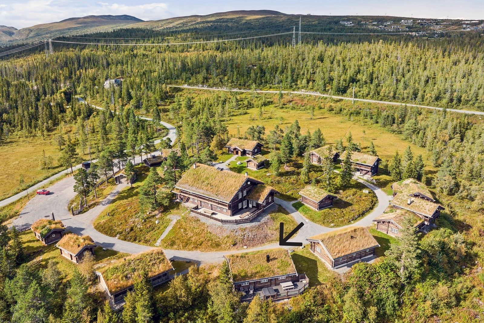 Pilen peker på hytten som tilhører grunneier og er ikke en del av salget. Galleribilde