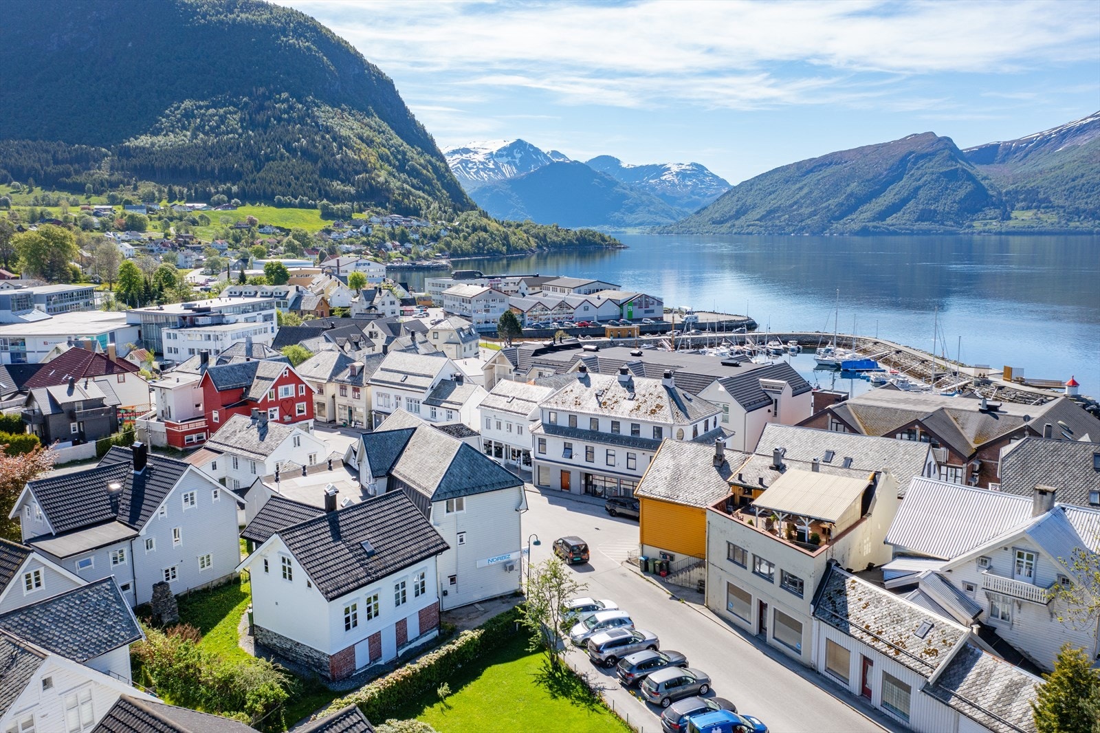 Eiendommen er beliggende i den gamle gågaten i Volda sentrum Galleribilde