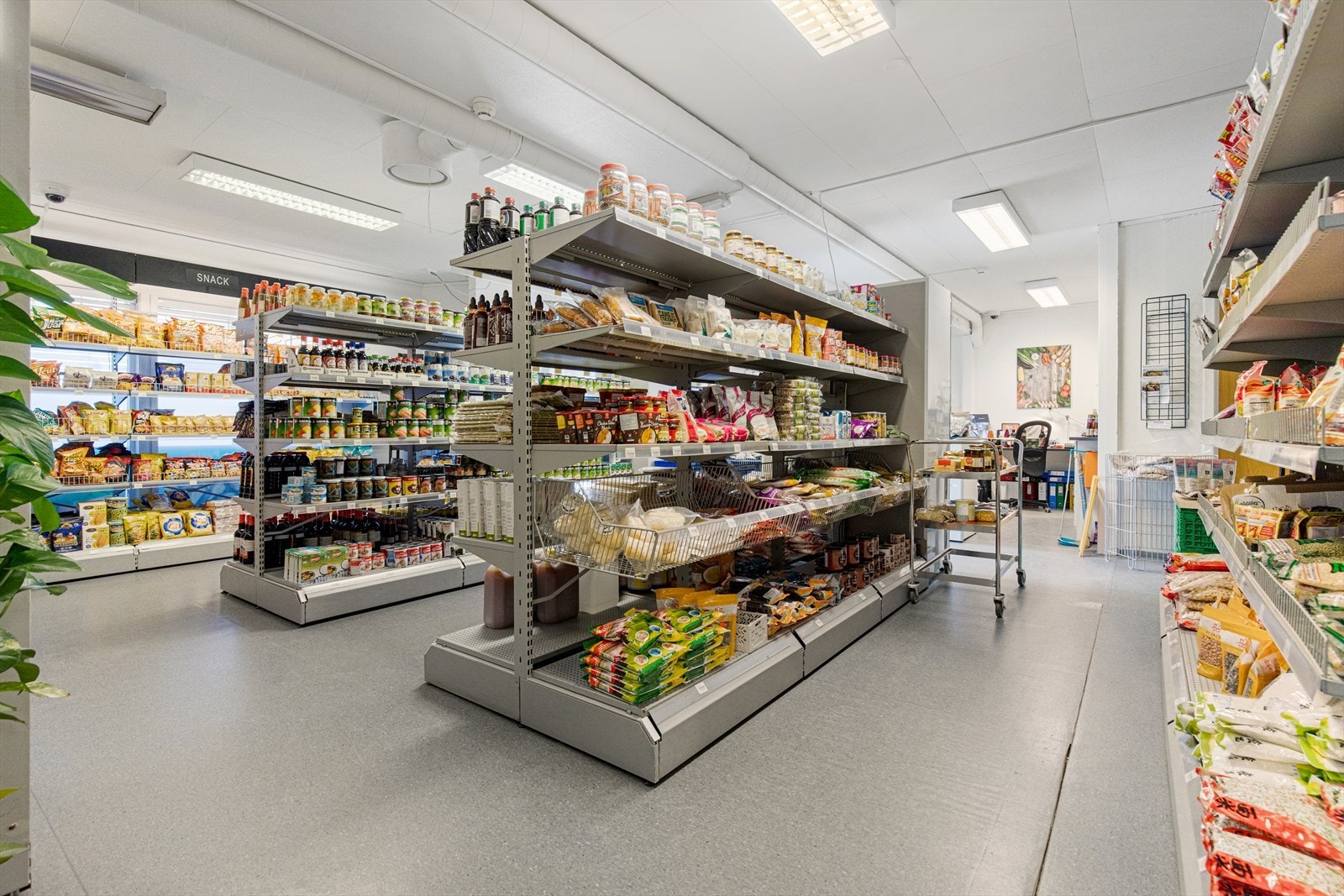 Butikkarealet har enkel tilkomst fra gågate med trapp og rampe Galleribilde