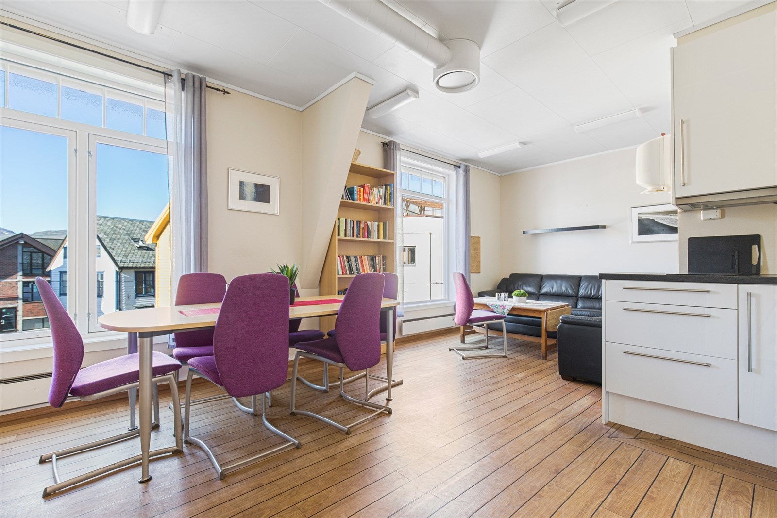 Kjøkken/kantine med innredning fra Epoc Galleribilde