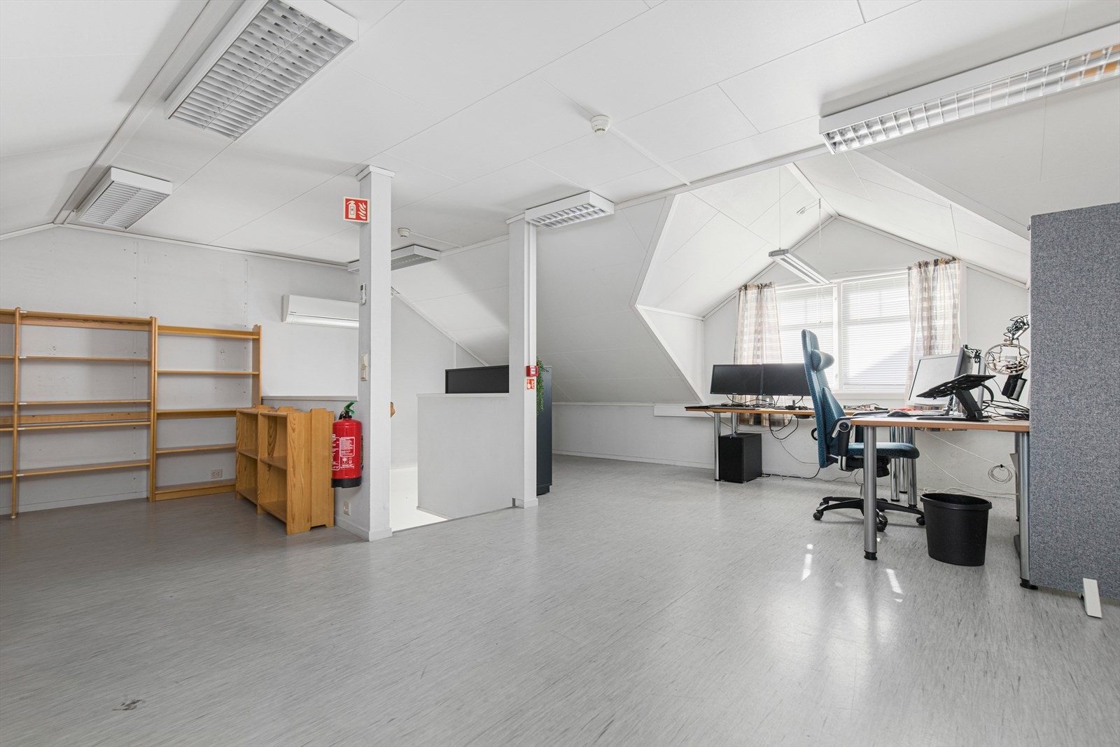 Det er stor åpne kontorlandskap og mindre lukka kontorer i byggene Galleribilde