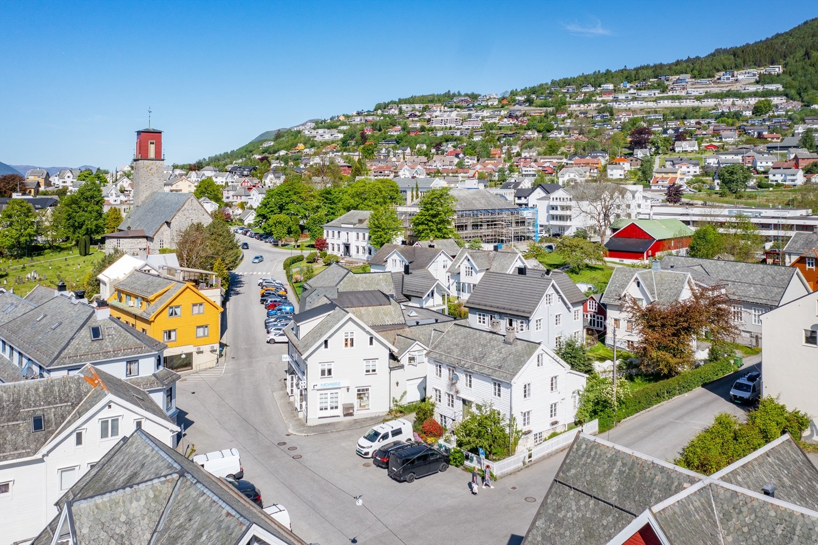 Fra eiendommen er det kort avstand til høgskolen og sjukehuset Galleribilde