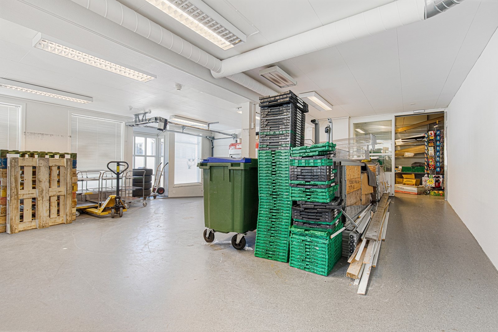 Det er heis som kan flytte varer og personer til de ovenstående etasjene, spør megler for mer informasjon Galleribilde