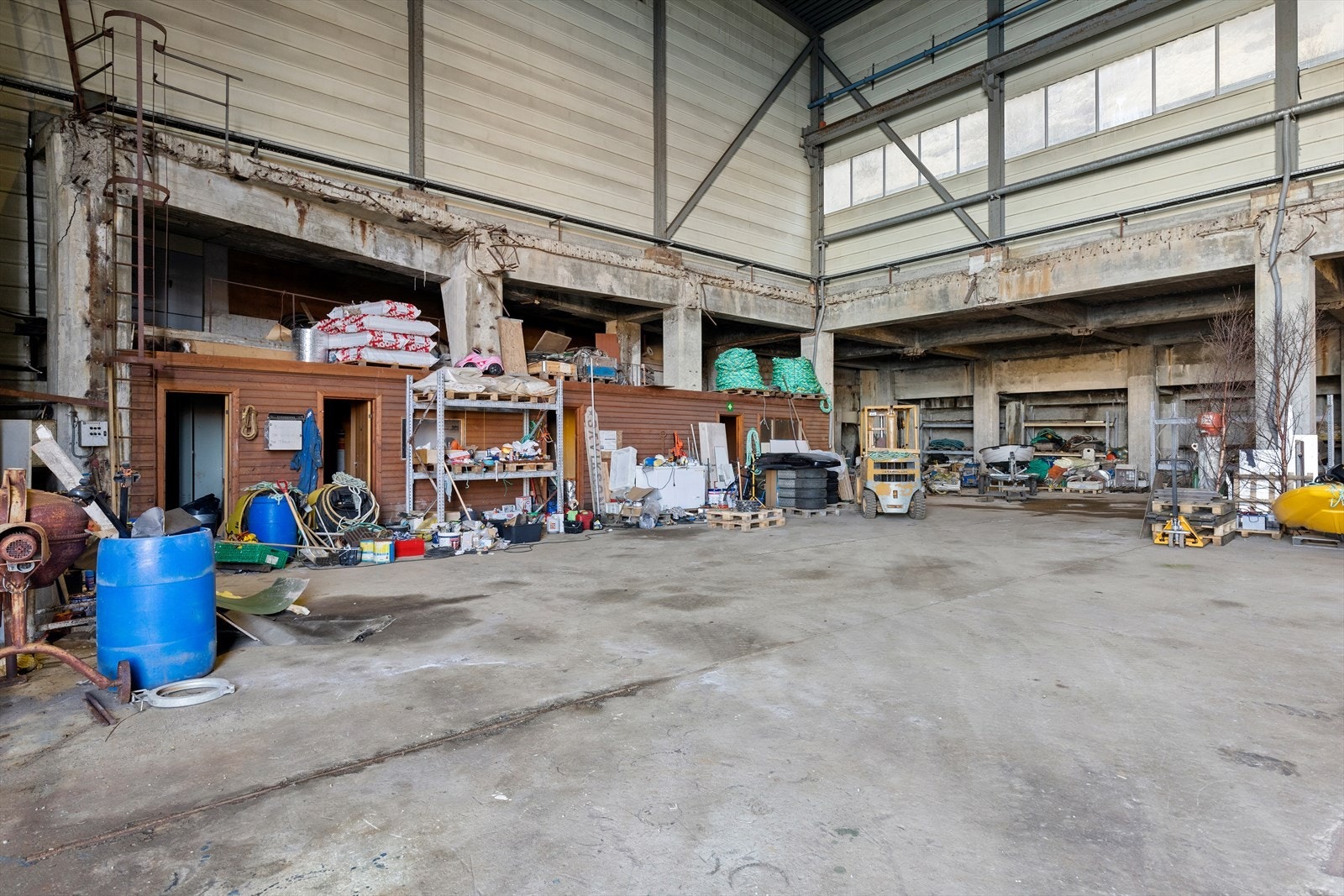 Det er fri høyde i hallen på cirka 11,9 meter Galleribilde