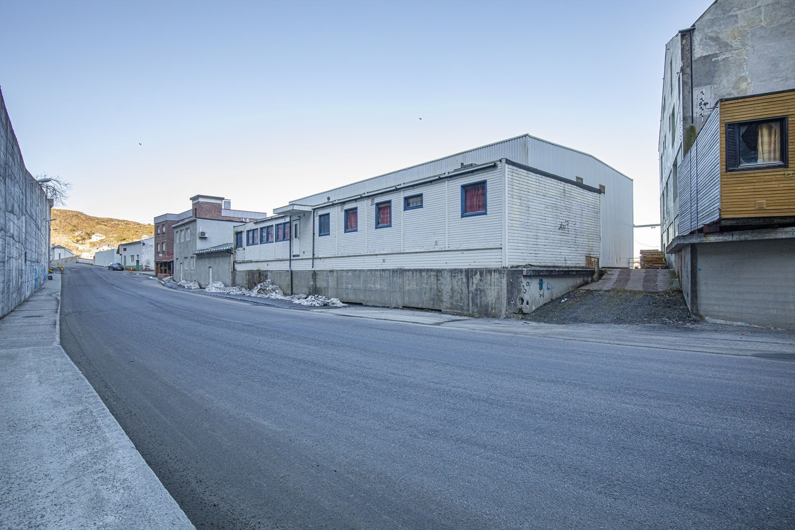 Det er tilkomst til brakker fra hovedvei Galleribilde